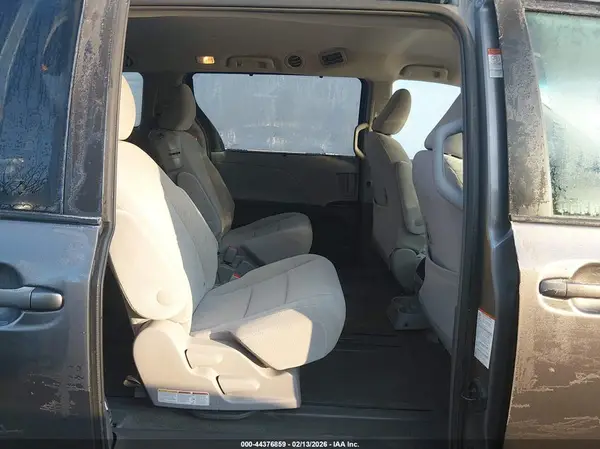 5TDKZ3DC6HS865827 2017 TOYOTA SIENNA - Image 8