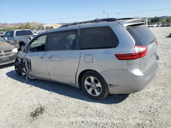 5TDKZ3DC6HS865973 2017 TOYOTA SIENNA - Image 2