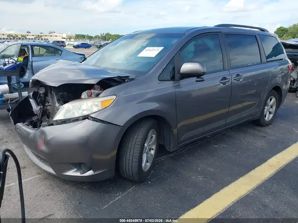5TDKZ3DC6HS870817 2017 TOYOTA SIENNA - Image 2
