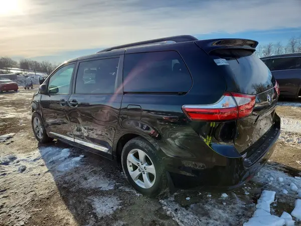 5TDKZ3DC6HS874804 2017 TOYOTA SIENNA - Image 2