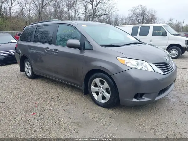 5TDKZ3DC6HS881378 2017 TOYOTA SIENNA - Image 1