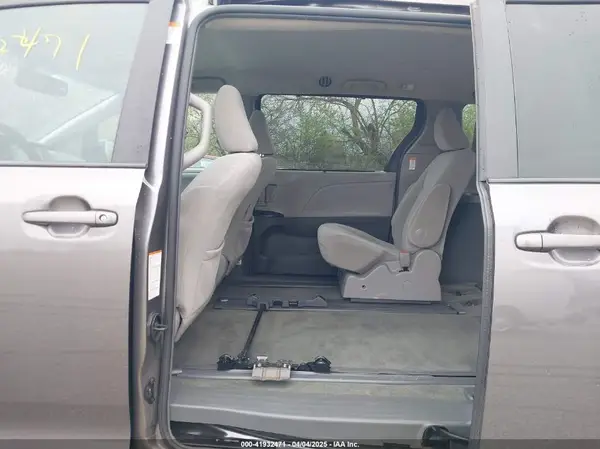 5TDKZ3DC6HS881378 2017 TOYOTA SIENNA - Image 8
