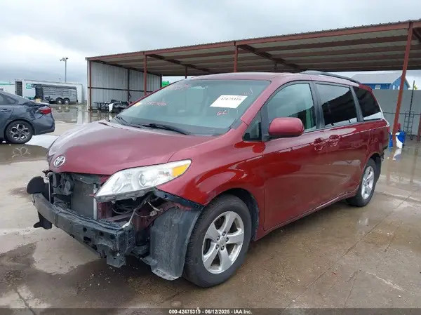 5TDKZ3DC6HS881607 2017 TOYOTA SIENNA - Image 2