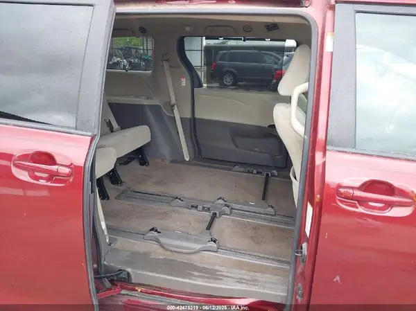 5TDKZ3DC6HS881607 2017 TOYOTA SIENNA - Image 8