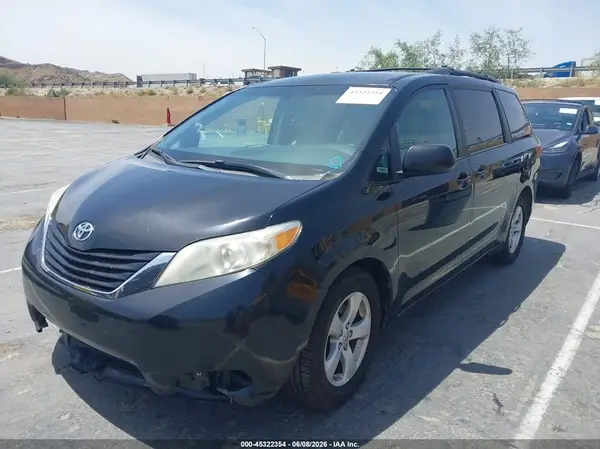 5TDKZ3DC6HS882997 2017 TOYOTA SIENNA - Image 2
