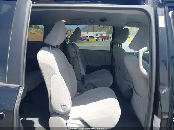 5TDKZ3DC6HS882997 2017 TOYOTA SIENNA - Image 8