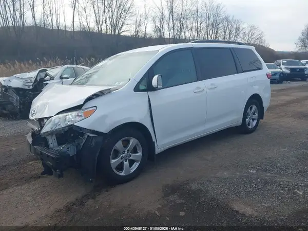5TDKZ3DC6HS884832 2017 TOYOTA SIENNA - Image 2