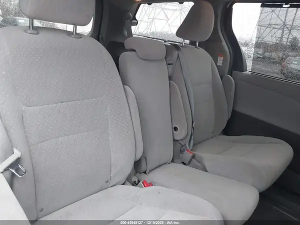 5TDKZ3DC6HS884832 2017 TOYOTA SIENNA - Image 8