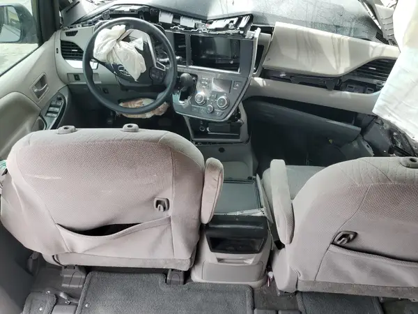5TDKZ3DC6HS888492 2017 TOYOTA SIENNA - Image 8