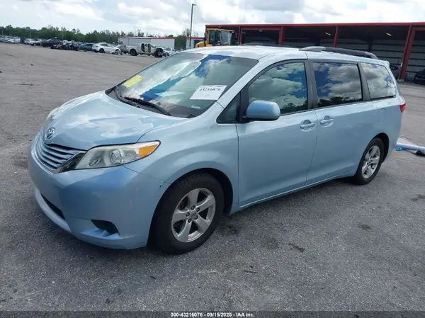 5TDKZ3DC6HS888752 2017 TOYOTA SIENNA - Image 2