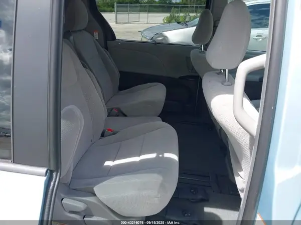 5TDKZ3DC6HS888752 2017 TOYOTA SIENNA - Image 8