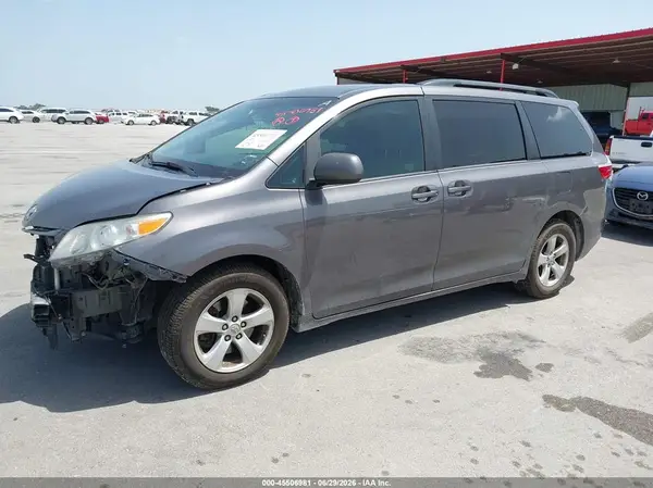 5TDKZ3DC6HS888783 2017 TOYOTA SIENNA - Image 2