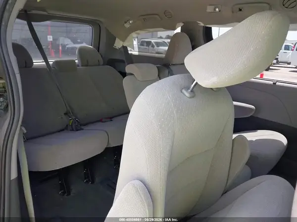 5TDKZ3DC6HS888783 2017 TOYOTA SIENNA - Image 8
