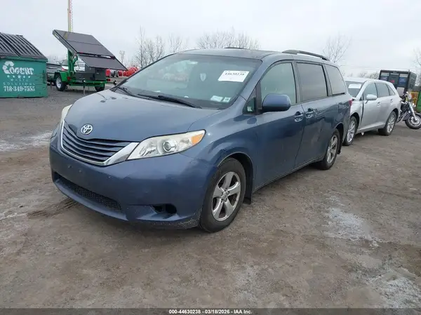 5TDKZ3DC6HS889187 2017 TOYOTA SIENNA - Image 2