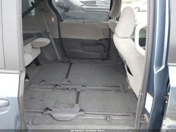 5TDKZ3DC6HS889187 2017 TOYOTA SIENNA - Image 8