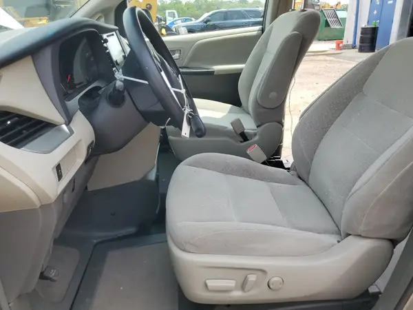5TDKZ3DC6HS889271 2017 TOYOTA SIENNA - Image 8
