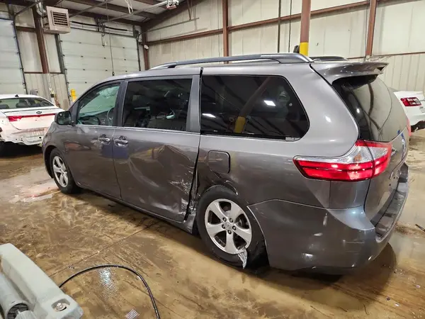 5TDKZ3DC6HS897421 2017 TOYOTA SIENNA - Image 2