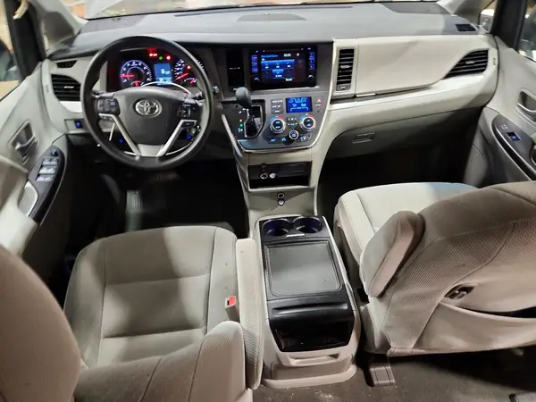 5TDKZ3DC6HS897421 2017 TOYOTA SIENNA - Image 8