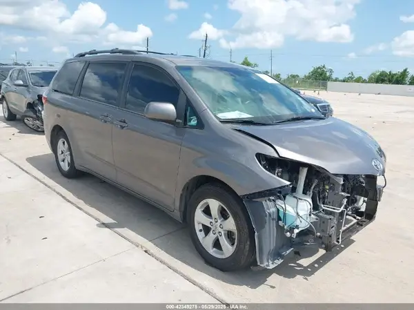 5TDKZ3DC6HS898455 2017 TOYOTA SIENNA - Image 1