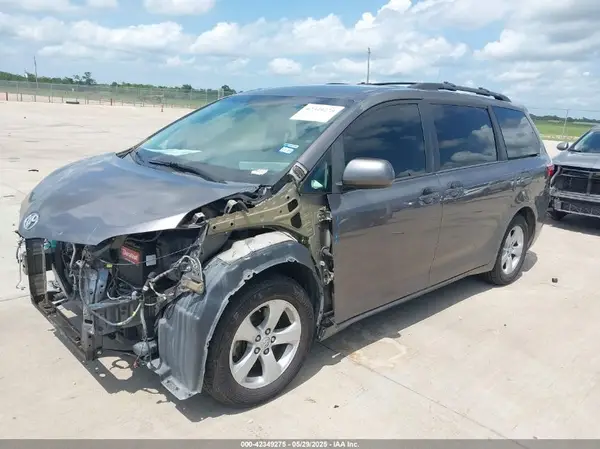5TDKZ3DC6HS898455 2017 TOYOTA SIENNA - Image 2
