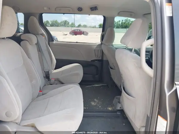 5TDKZ3DC6HS898455 2017 TOYOTA SIENNA - Image 8