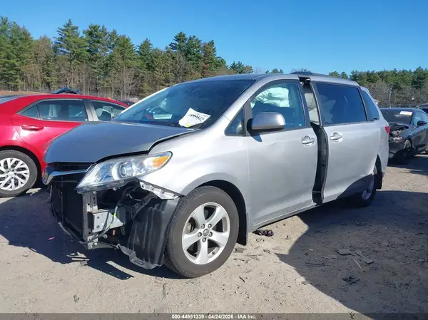 5TDKZ3DC6JS902378 2018 TOYOTA SIENNA - Image 2