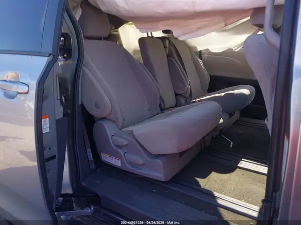 5TDKZ3DC6JS902378 2018 TOYOTA SIENNA - Image 8