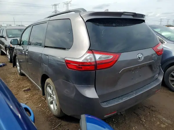 5TDKZ3DC6JS905376 2018 TOYOTA SIENNA - Image 2