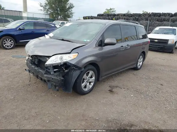 5TDKZ3DC6JS906754 2018 TOYOTA SIENNA - Image 2