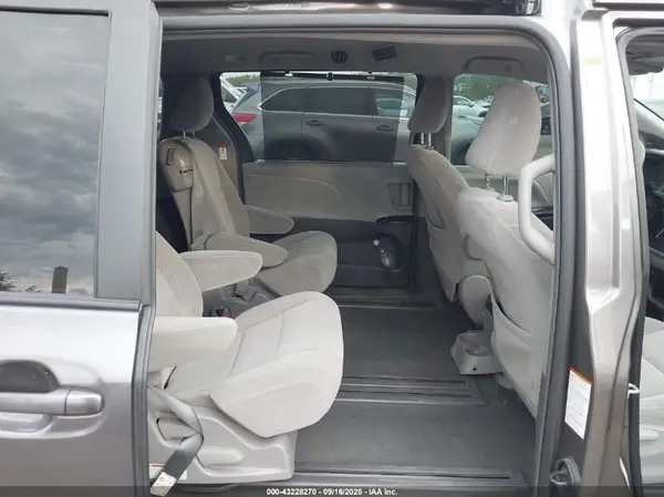 5TDKZ3DC6JS906754 2018 TOYOTA SIENNA - Image 8