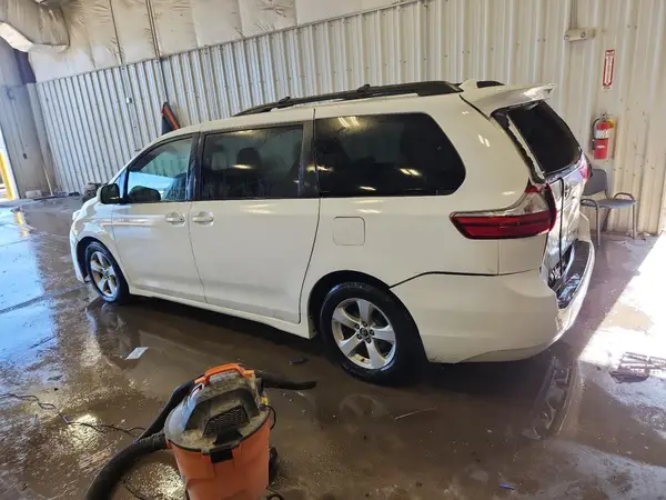 5TDKZ3DC6JS907290 2018 TOYOTA SIENNA - Image 2