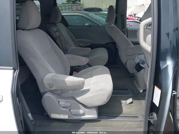 5TDKZ3DC6JS909072 2018 TOYOTA SIENNA - Image 8