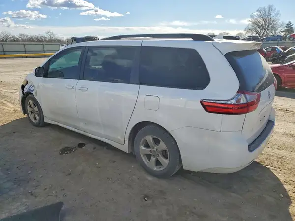 5TDKZ3DC6JS909315 2018 TOYOTA SIENNA - Image 2