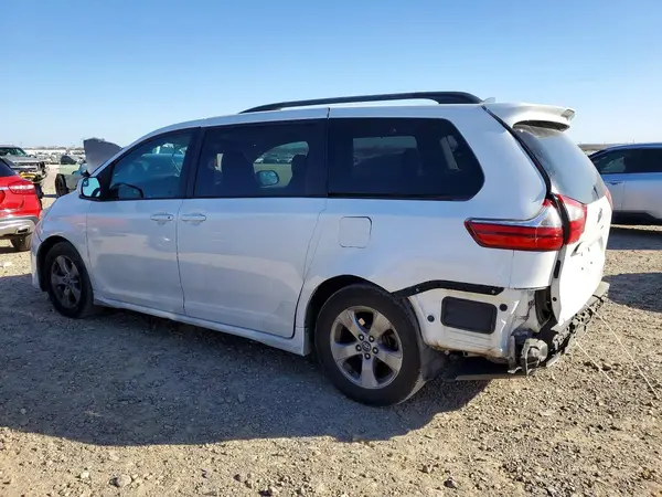 5TDKZ3DC6JS909797 2018 TOYOTA SIENNA - Image 2