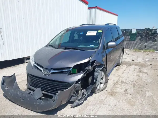 5TDKZ3DC6JS914031 2018 TOYOTA SIENNA - Image 2