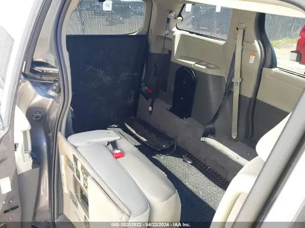 5TDKZ3DC6JS914031 2018 TOYOTA SIENNA - Image 8