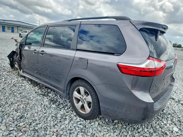 5TDKZ3DC6JS915115 2018 TOYOTA SIENNA - Image 2