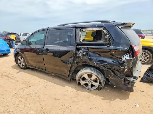 5TDKZ3DC6JS915325 2018 TOYOTA SIENNA - Image 2