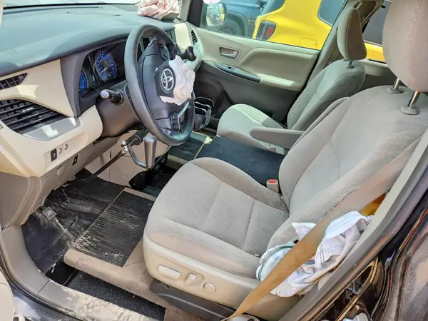 5TDKZ3DC6JS915325 2018 TOYOTA SIENNA - Image 8