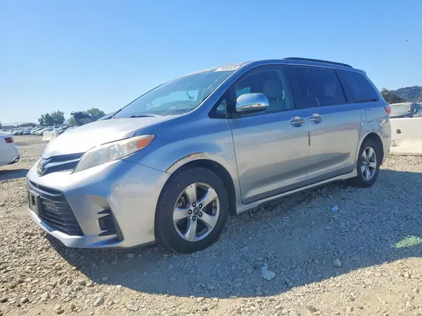 5TDKZ3DC6JS915518 2018 TOYOTA SIENNA - Image 1