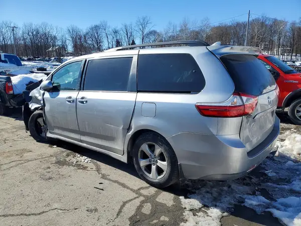5TDKZ3DC6JS916152 2018 TOYOTA SIENNA - Image 2