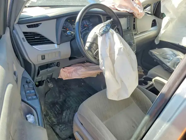 5TDKZ3DC6JS916152 2018 TOYOTA SIENNA - Image 8