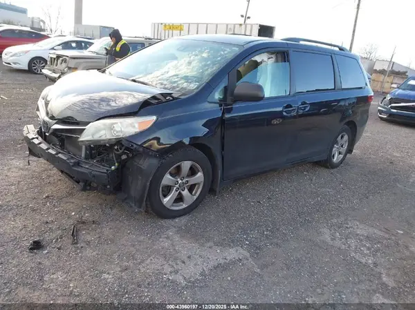 5TDKZ3DC6JS916913 2018 TOYOTA SIENNA - Image 2