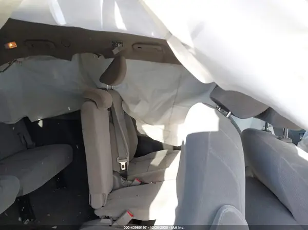 5TDKZ3DC6JS916913 2018 TOYOTA SIENNA - Image 8
