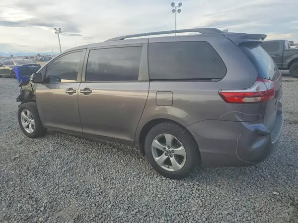 5TDKZ3DC6JS921125 2018 TOYOTA SIENNA - Image 2