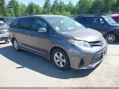 5TDKZ3DC6JS921285 2018 TOYOTA SIENNA