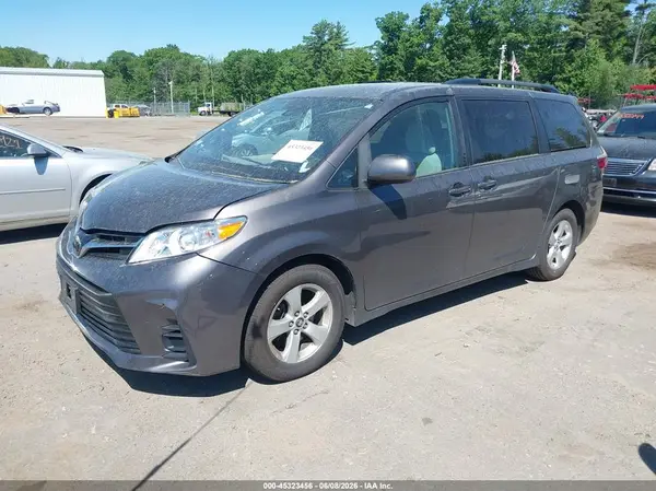 5TDKZ3DC6JS921285 2018 TOYOTA SIENNA - Image 2