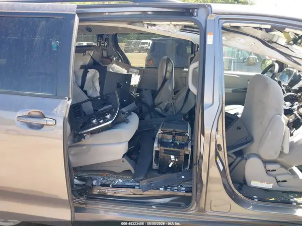 5TDKZ3DC6JS921285 2018 TOYOTA SIENNA - Image 8
