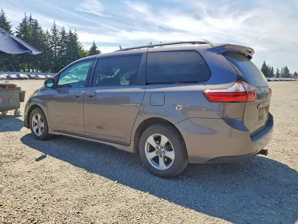 5TDKZ3DC6JS921352 2018 TOYOTA SIENNA - Image 2