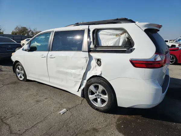 5TDKZ3DC6JS921674 2018 TOYOTA SIENNA - Image 2